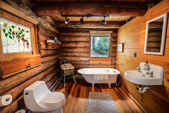 dřevěná koupelna ve srubu