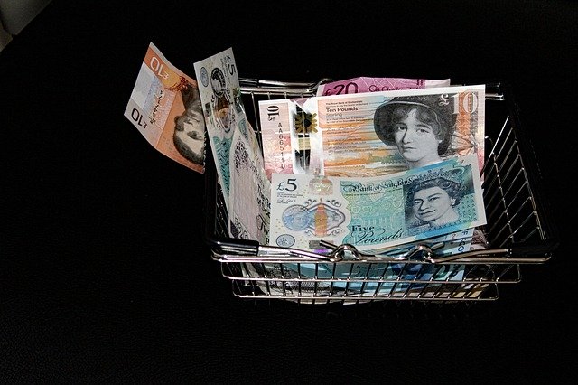 bankovky v nákupním košíku
